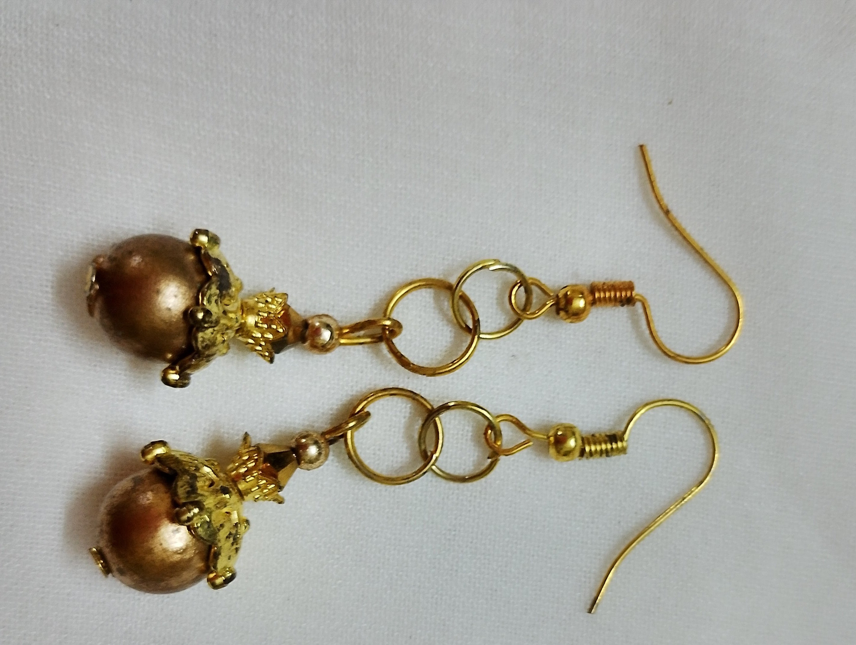 small  links connected to a hook-style ear wire.

