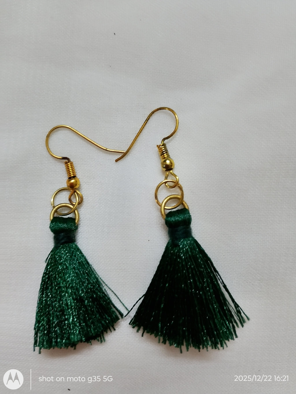 The tassels are made of shiny thread that  gives a glittery effect 