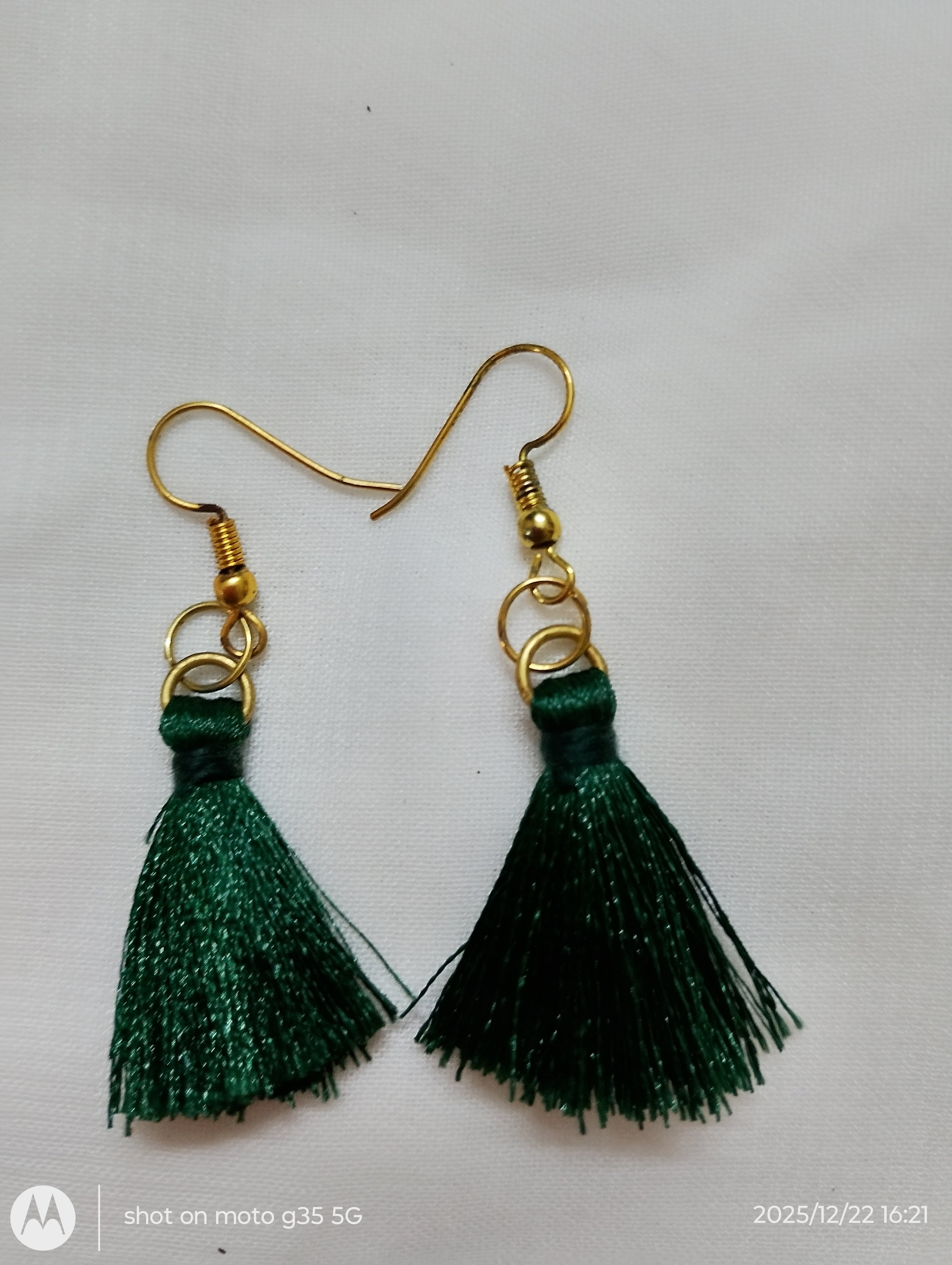 The tassels are made of shiny thread that  gives a glittery effect 